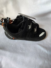 Load image into Gallery viewer, Climb X Rave Strap Climbing Shoes Black Sz 6.5